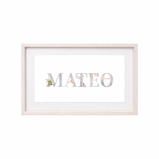 Cuadro con nombres decorados con motivos de bebés y sonajas
