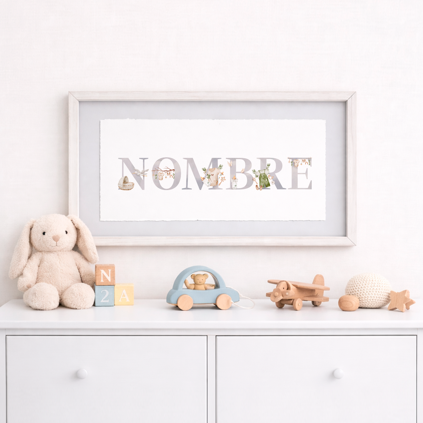 Cuadro con nombres decorados con motivos de bebés y sonajas