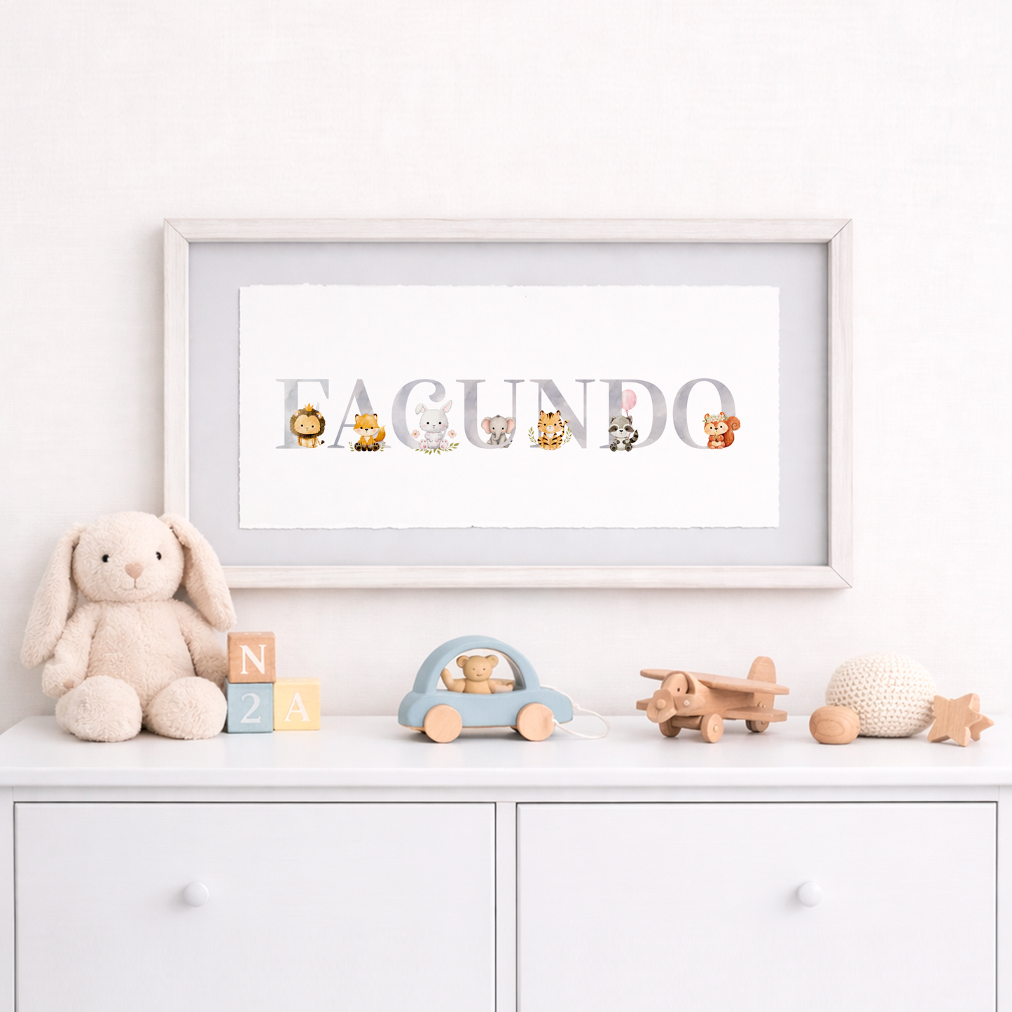 Cuadro con nombres decorados con motivos de animalitos bebés