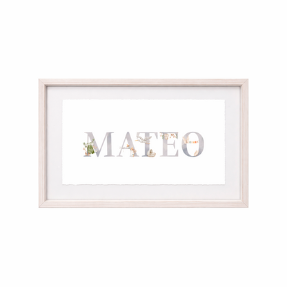 Cuadro con nombres decorados con motivos de bebés y sonajas