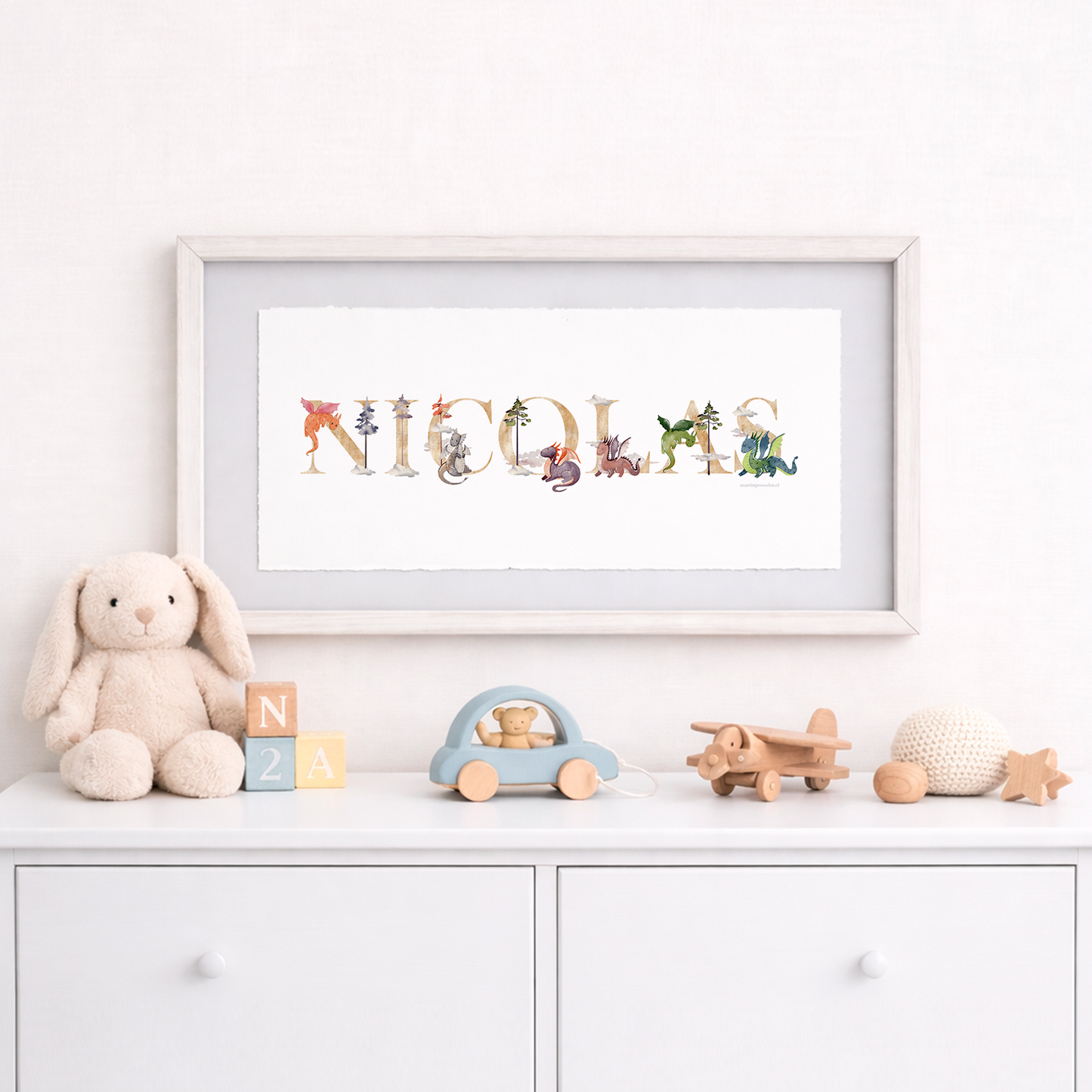 Cuadro con nombres decorados con motivos de dragones