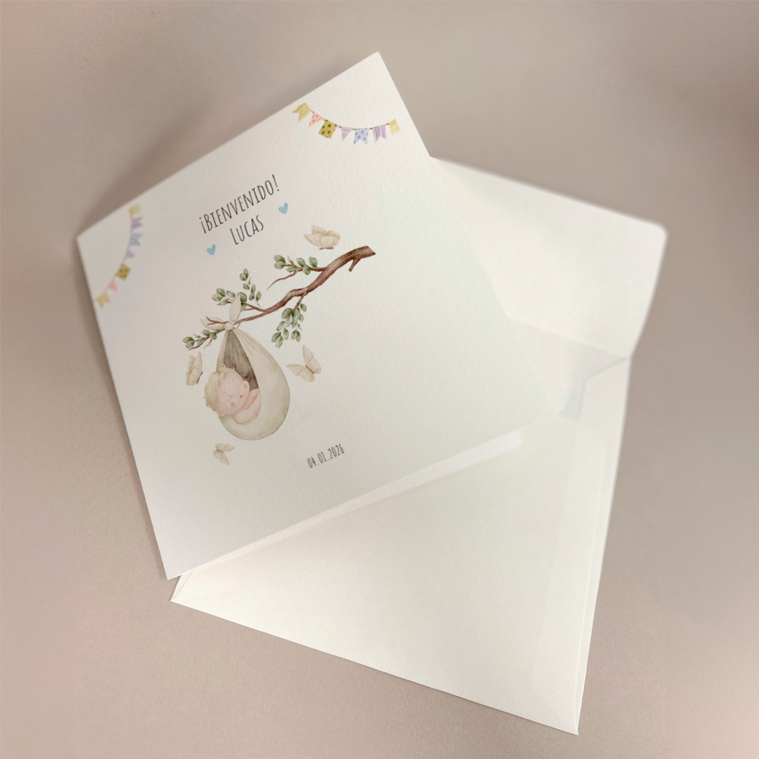 Tarjeta de felicitaciones: Bebé en una rama