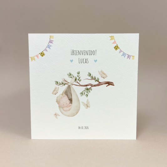 Tarjeta de felicitaciones: Bebé en una rama
